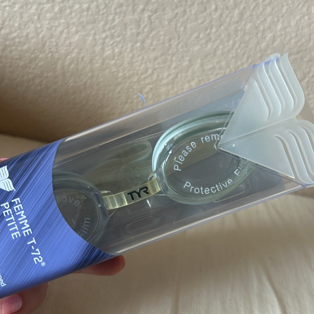 Brand new swim cap and goggles - Picture 6 of 6